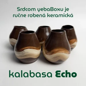 Päť ručne robených keramických kalabás Echo s hnedou glazúrou a béžovou vlnou – každá je unikátna.