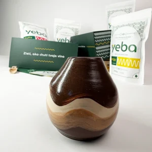 Ručne robená keramická kalabasa Echo s hnedo-béžovou vlnou v popredí a baleniami yeba yerba maté v pozadí.