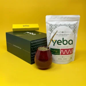 yebaBox Velvet Limited Edition – červená keramická kalabasa, bombilla v žltej krabičke a balenie yeba fruity 400 g na žltom pozadí.
