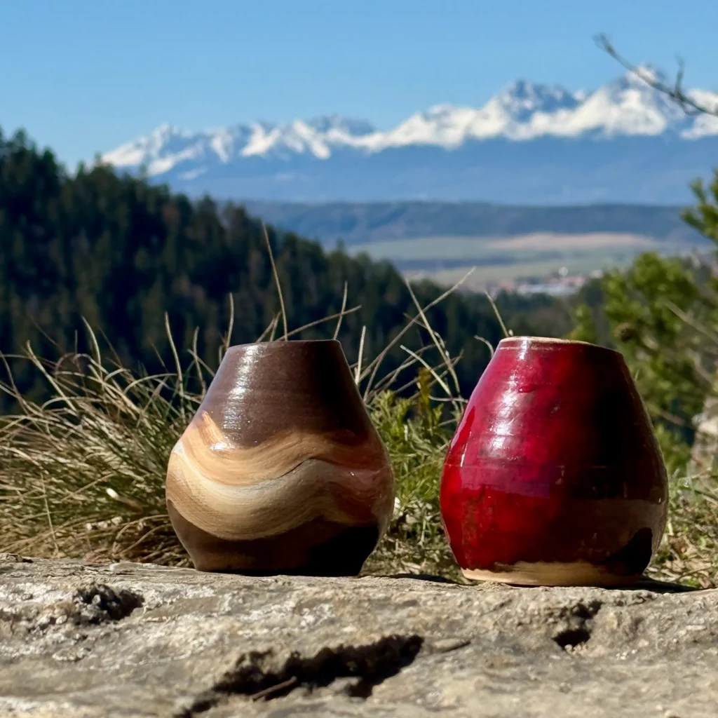 Dve keramické kalabasy Echo a Velvet na kameni s panoramatickým výhľadom na zasnežené Tatry – yeba DuoBox v slovenských horách.