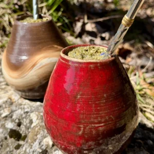 Dve ručne robené keramické kalabasy Velvet a Echo s yerba maté a bombillami v prírode na kameni.