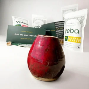 Červená ručne robená keramická kalabasa Velvet v popredí s baleniami yeba yerba maté energy a fruity v pozadí.